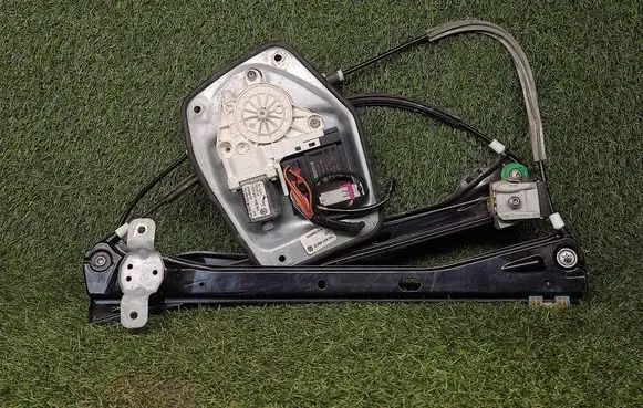 Volkswagen Jetta V Front door window regulator with motor 1K5837402AH 1K0959792L
