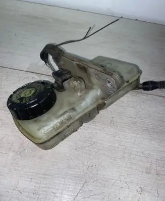 Brake fluid reservoir