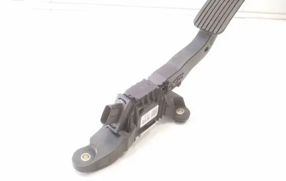 Accelerator throttle pedal