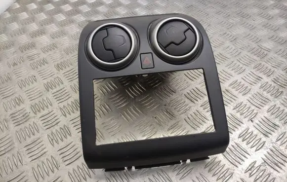 Nissan Qashqai+2 Dash center air vent grill