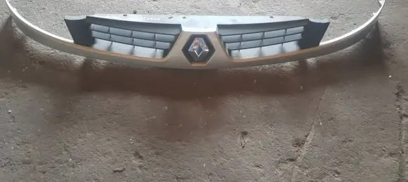 Renault Megane II Front bumper upper radiator grill