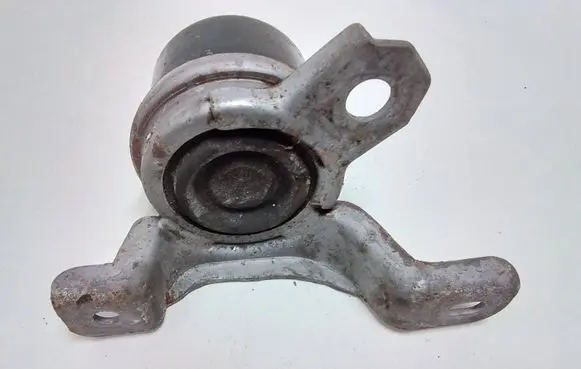 Volvo S60 Engine mount bracket 30671245