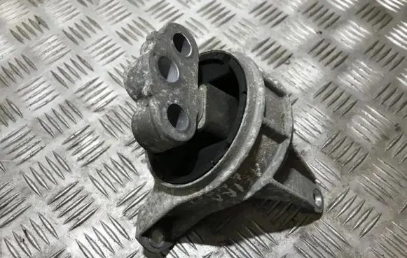 Opel Zafira B Engine mount bracket 21052718