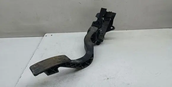 Accelerator throttle pedal