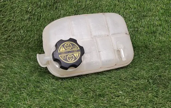 Buick Encore I Coolant expansion tank/reservoir 95380033
