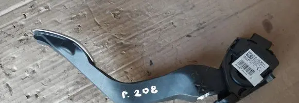 Accelerator throttle pedal