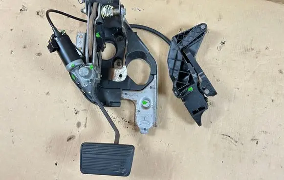 Chevrolet Captiva Brake pedal KSR264296 25832867