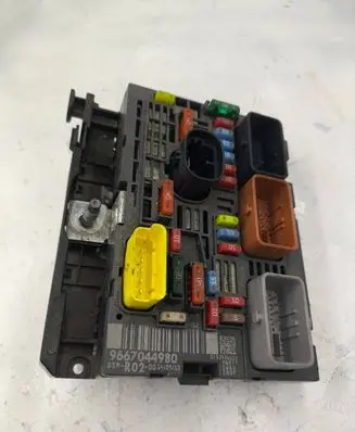 Peugeot 5008 Fuse module 9667044980