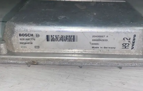 Volvo V70 Engine control unit/module 09496667A 28SA4018 0281001776