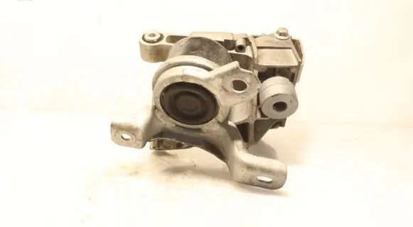 Engine mount vacuum valve