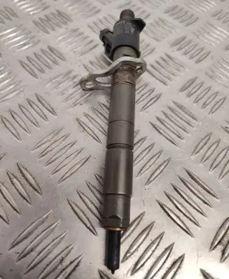 Volvo V70 Fuel injector 31303238