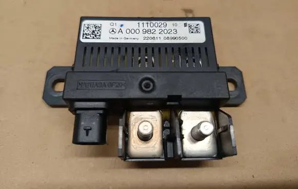 Mercedes-Benz C W204 Charging relay A0009822023 1110029
