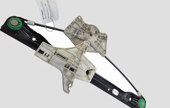 Volkswagen Golf V Rear window lifting mechanism without motor