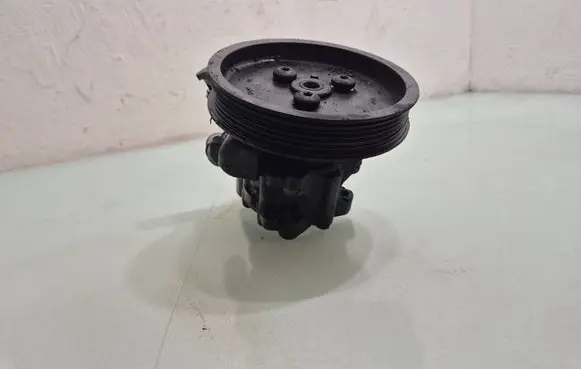 BMW 5 E60 E61 Power steering pump 7697974