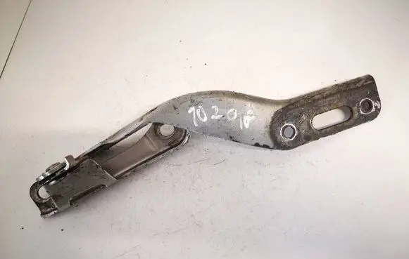 Engine bonnet/hood hinges