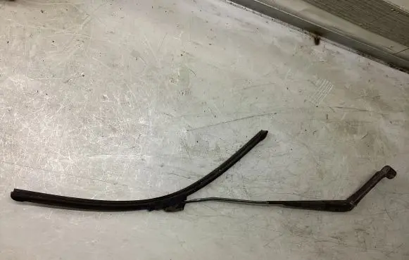 Subaru Legacy Front wiper blade arm 1688