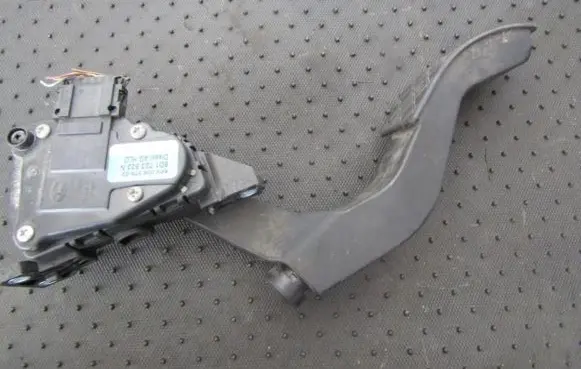 Volkswagen PASSAT B5.5 Accelerator throttle pedal 8d1723523n 6pv008376-02