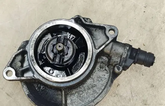 Volkswagen Touareg I Vacuum pump 057145100T 05T3001746