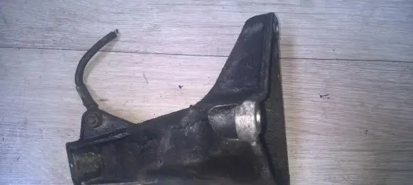 Engine mounting bracket
