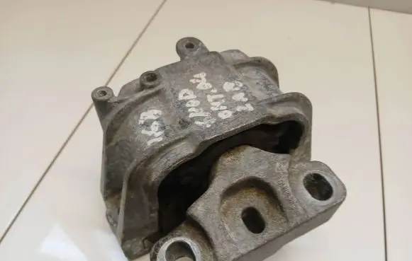 Skoda Octavia Mk1 (1U) Engine mount bracket 1k0199262