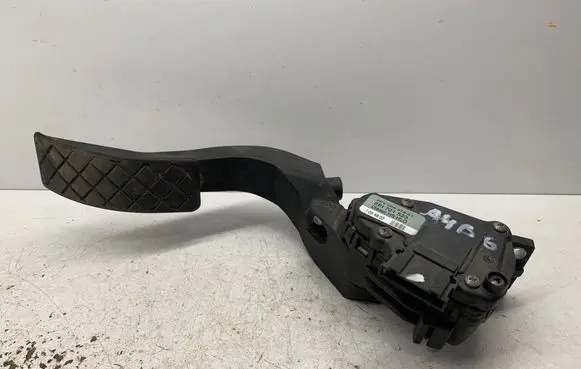 Accelerator throttle pedal