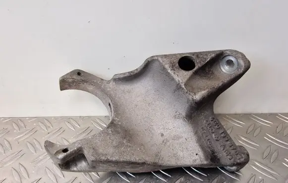 Audi A8 S8 D3 4E Engine mounting bracket 4E0199370T