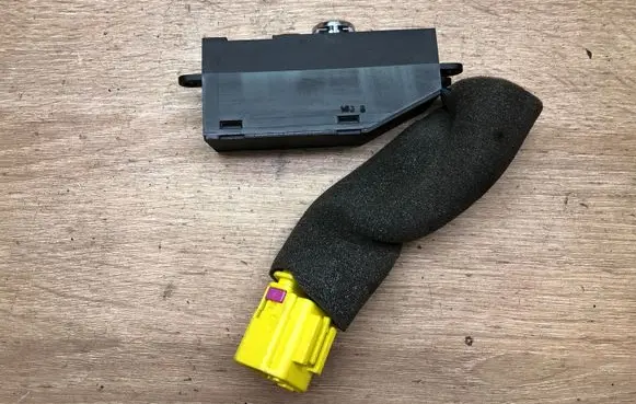 Passenger airbag on/off switch
