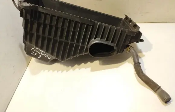 Volkswagen Touareg I Air filter box cover 7L6129857 9844150