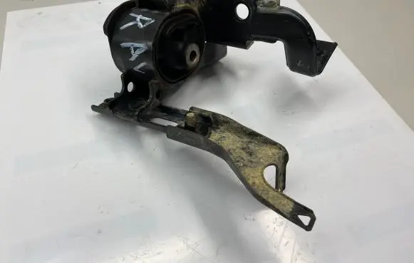 Toyota RAV 4 (XA20) Engine mount bracket 1237228030