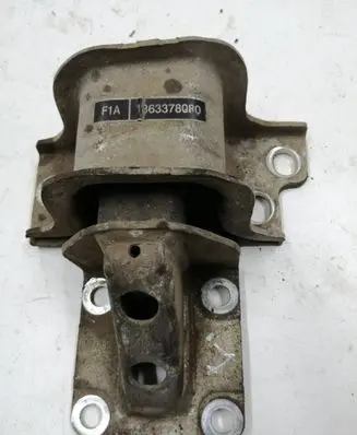 Engine mounting bracket