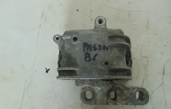 Volkswagen PASSAT B6 Engine mount bracket 1K0199262M