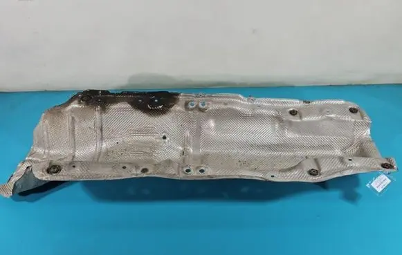 Center/middle under tray cover