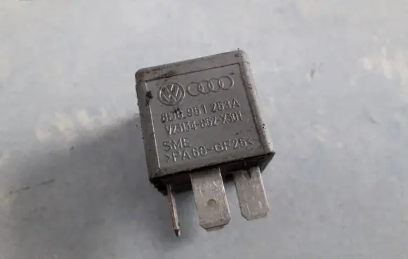 Volkswagen PASSAT B5.5 Other relay 8D0951253A V23134-B52-X301