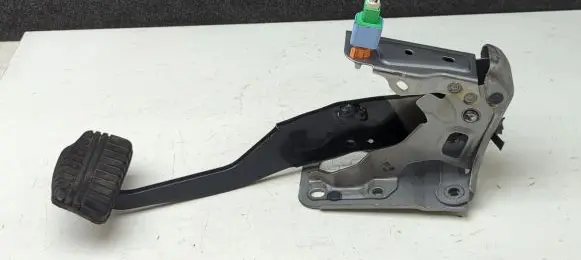 Mitsubishi Outlander Brake pedal 