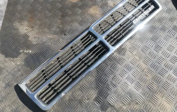 Chrysler Voyager Front bumper upper radiator grill 5263528