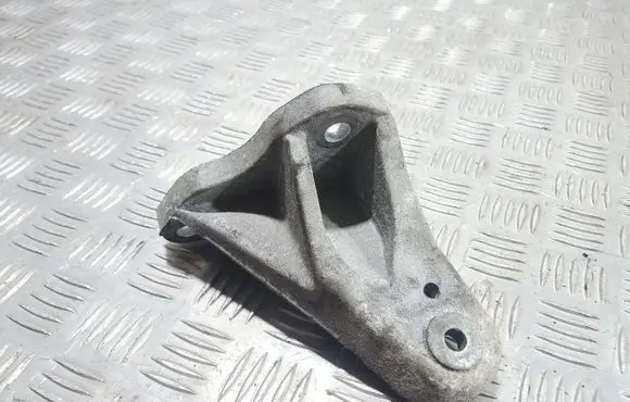Jaguar XF X250 Engine mounting bracket