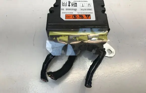 Nissan Qashqai J12 Airbag control unit/module 988206UT0A 680925600B VE6UT21X2101E5