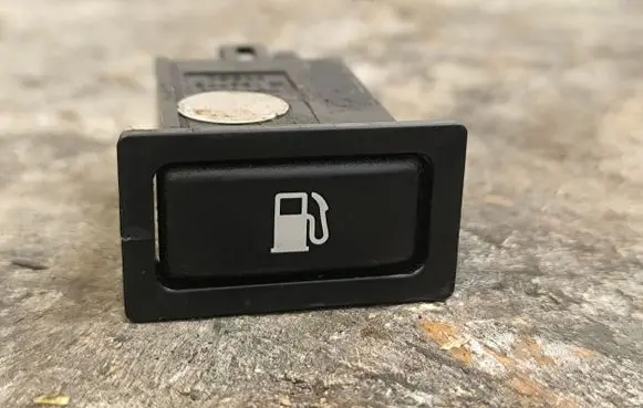 Toyota Avensis T250 Fuel tank opening switch 156795