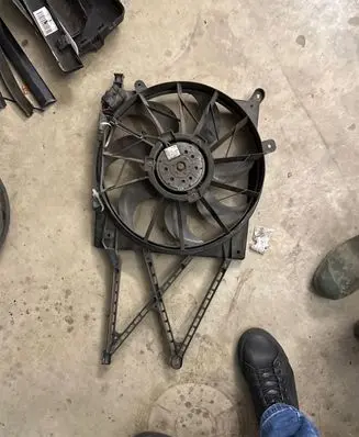 Opel Zafira A Radiator cooling fan shroud 90570739 0130303245