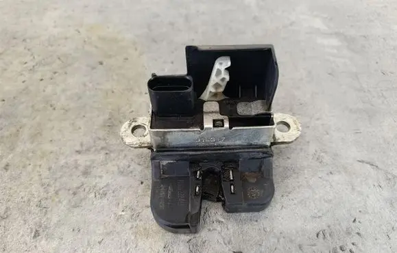 Volkswagen Touran I Tailgate lock latch 1T0827505H