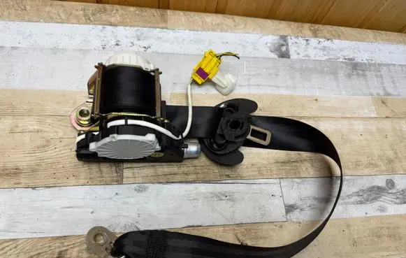 Volkswagen PASSAT B6 Front seatbelt 33046824 YD41905405Q 228407
