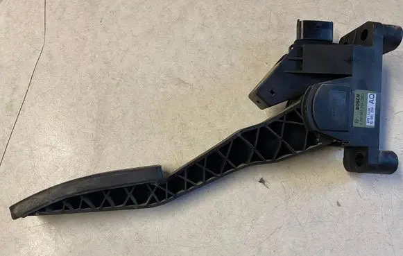 Opel Zafira A Accelerator throttle pedal 90581208