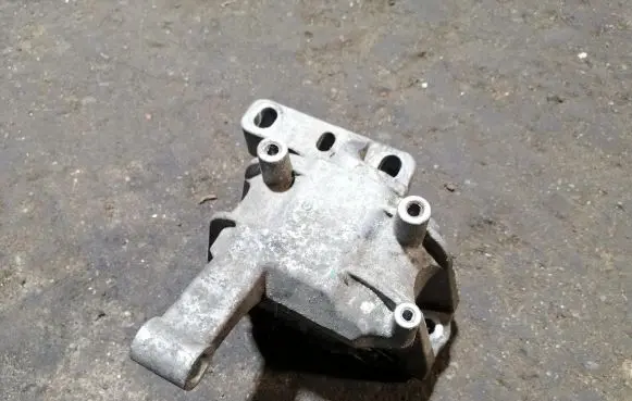 Volkswagen Tiguan Engine mount bracket 5N0199262