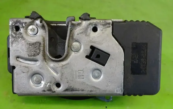 Renault Trafic II (X83) Front door lock 8200008248