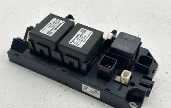 Toyota Prius+ (ZVW40) Relay mounting block 71405552