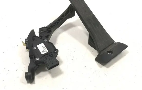 Accelerator throttle pedal