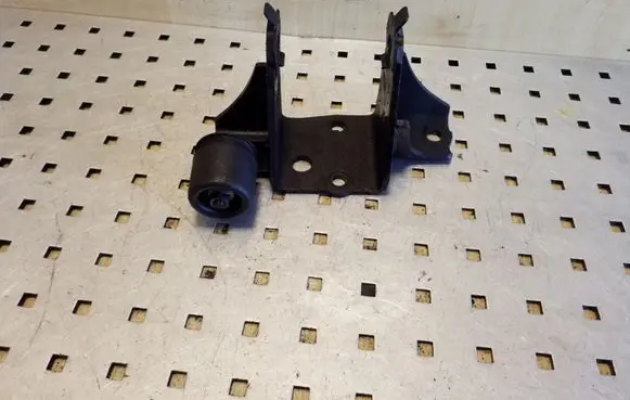Toyota Avensis T270 Engine mounting bracket