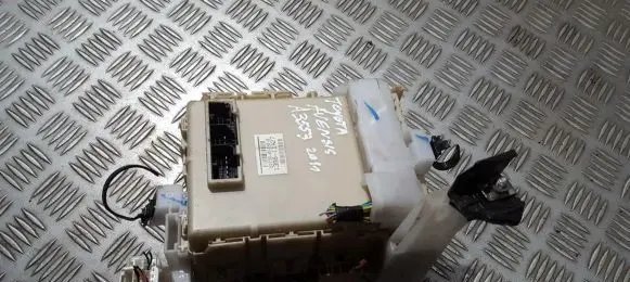 Toyota Avensis T270 Fuse box set 8273005150b