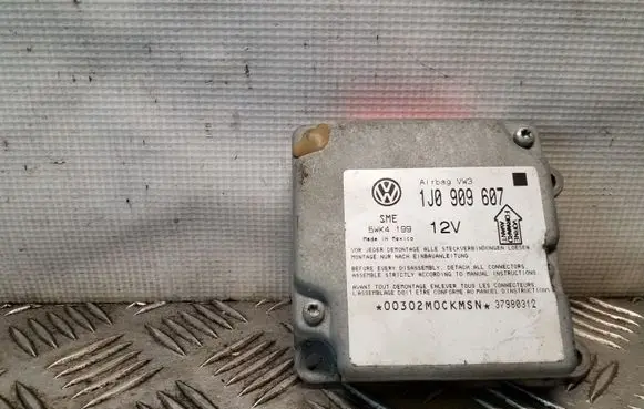 Volkswagen PASSAT B5 Airbag control unit/module 1J0909607