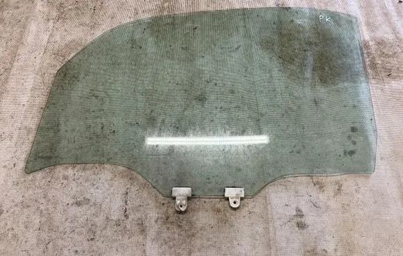 Nissan Cube Z12 Front door window glass four-door